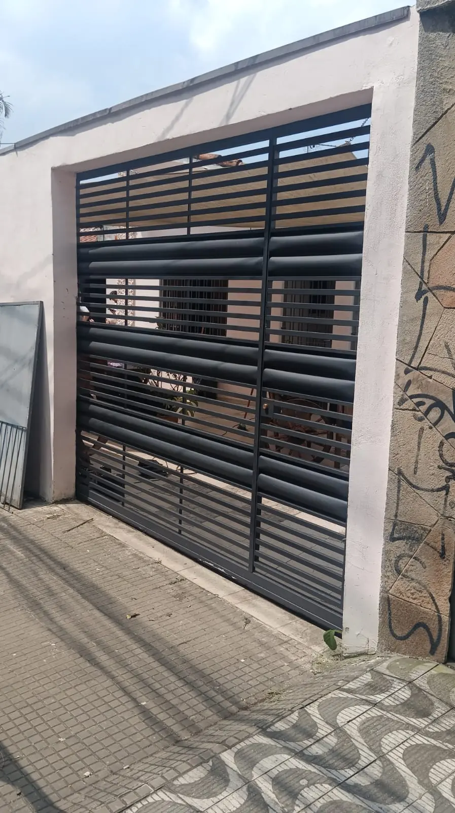 Portão metálico com ripas horizontais